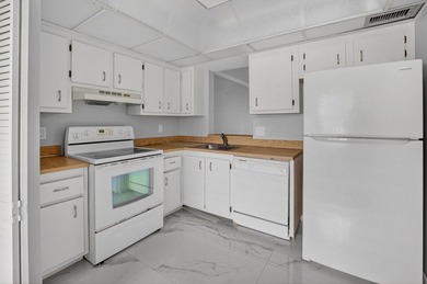 Welcome to this beautifully maintained 2-bedroom, 2-bathroom - photo 8
