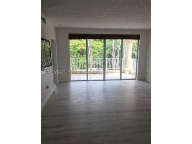 Beautifully remodeled 2BD/2BA in the heart of Brickell Ave. This - photo 4