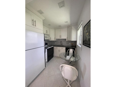 Bright and clean 2/1.5 CORNER condo located on the 2nd floor in - photo 6