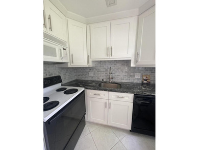 Bright and clean 2/1.5 CORNER condo located on the 2nd floor in - photo 7