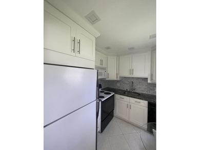 Bright and clean 2/1.5 CORNER condo located on the 2nd floor in - photo 8