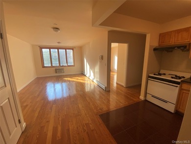 prime location Flushing spacious 1br  good size and  layout
