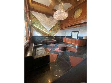 prime location Flushing spacious 1br  good size and  layout