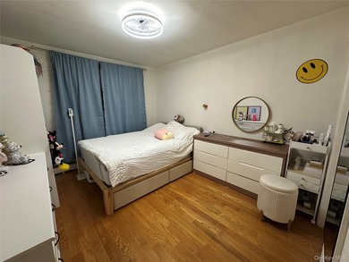 prime location Flushing spacious 1br  good size and  layout