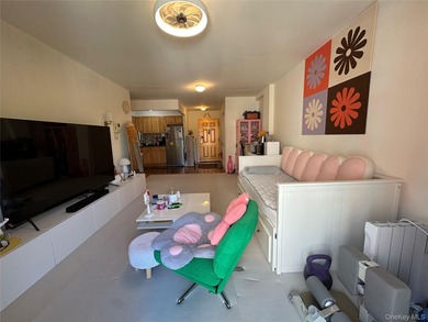 prime location Flushing spacious 1br  good size and  layout