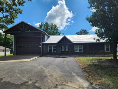 Beautifully designed 3 bed, 2 bath home in a sought-after lake - photo 1
