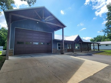 Beautifully designed 3 bed, 2 bath home in a sought-after lake - photo 2
