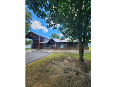 Beautifully designed 3 bed, 2 bath home in a sought-after lake - photo 3