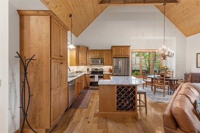 Hummingbird Haven is a welcoming four-bedroom - photo 36