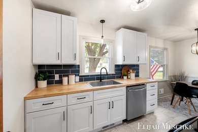 Welcome home to this beautifully updated 3-bedroom, 1.5-bath - photo 9