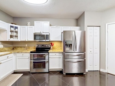 Beautifully updated 3-bedroom, 2.5-bath partial lake view - photo 10