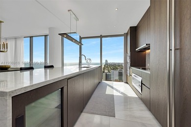 Seller motivated, Turnkey residence, South East corner on the - photo 3