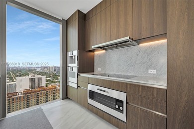 Seller motivated, Turnkey residence, South East corner on the - photo 4