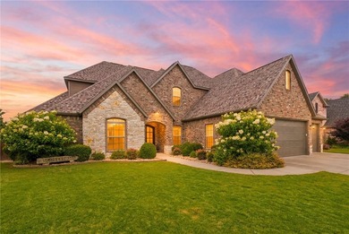 Meticulously maintained. Situated on a quiet cul-de-sac in one - photo 3
