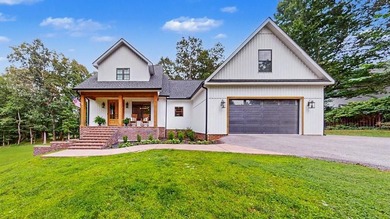 Beautiful Home located in an amazing neighborhood situated on a - photo 1
