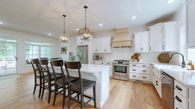 Beautiful Home located in an amazing neighborhood situated on a - photo 2