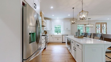 Beautiful Home located in an amazing neighborhood situated on a - photo 4