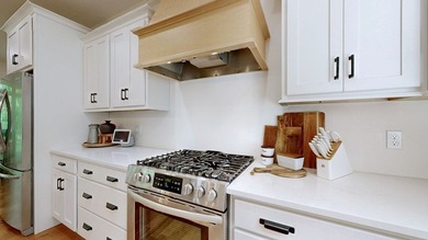Beautiful Home located in an amazing neighborhood situated on a - photo 5
