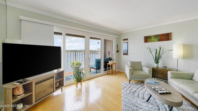 Breathtaking views from every angle! This remodeled top-floor - photo 16