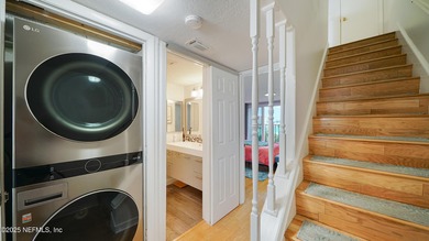 Breathtaking views from every angle! This remodeled top-floor - photo 23
