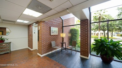 Breathtaking views from every angle! This remodeled top-floor - photo 24