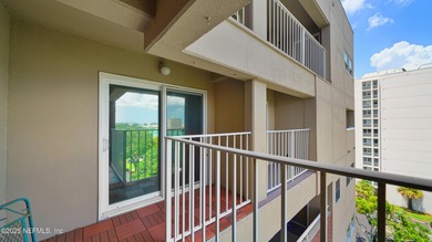 Breathtaking views from every angle! This remodeled top-floor - photo 28