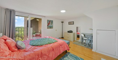 Breathtaking views from every angle! This remodeled top-floor - photo 31