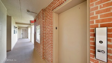 Breathtaking views from every angle! This remodeled top-floor - photo 32