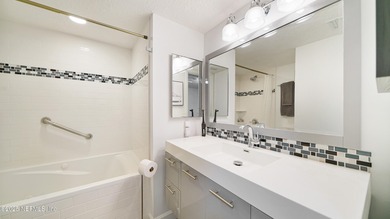 Breathtaking views from every angle! This remodeled top-floor - photo 34
