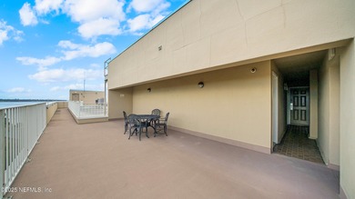 Breathtaking views from every angle! This remodeled top-floor - photo 44