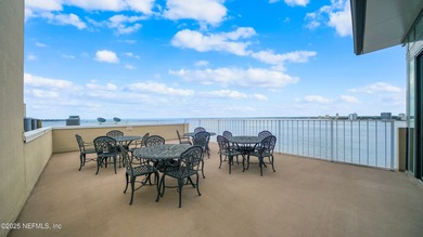 Breathtaking views from every angle! This remodeled top-floor - photo 48