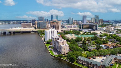 Breathtaking views from every angle! This remodeled top-floor - photo 54