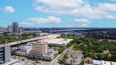 Breathtaking views from every angle! This remodeled top-floor - photo 57