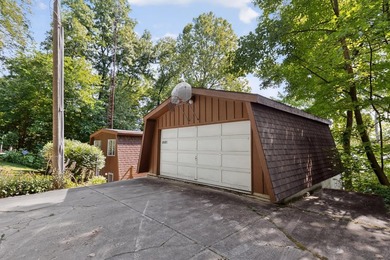 This four-bedroom, two-bath, 2,116-square-foot two-story cabin - photo 5