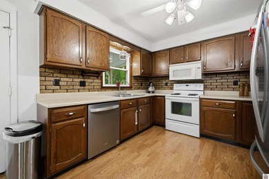 Spacious living with privacy and room to enjoy the outdoors, all - photo 8