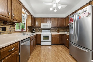 Spacious living with privacy and room to enjoy the outdoors, all - photo 10