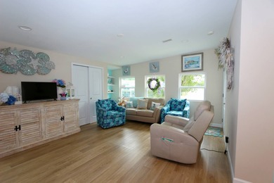 An immaculate and well-maintained 2-bedroom 2-bath manufactured - photo 12
