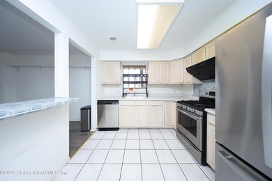 Excellent condition 4 Bedroom 2 bath End unit townhouse. Level - photo 11