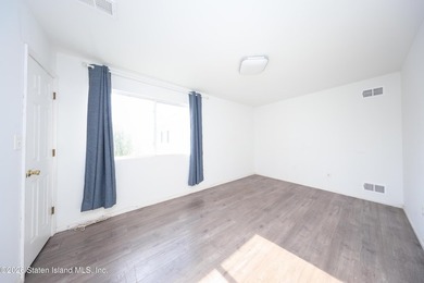 Excellent condition 4 Bedroom 2 bath End unit townhouse. Level - photo 12