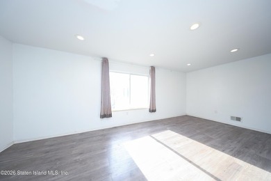 Excellent condition 4 Bedroom 2 bath End unit townhouse. Level - photo 14