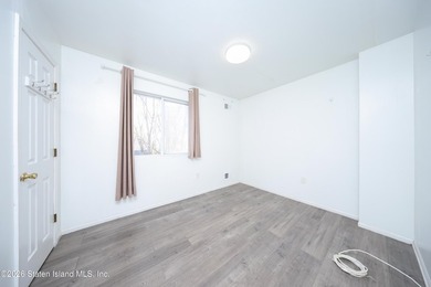 Excellent condition 4 Bedroom 2 bath End unit townhouse. Level - photo 15