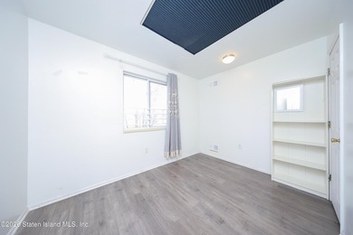 Excellent condition 4 Bedroom 2 bath End unit townhouse. Level - photo 16