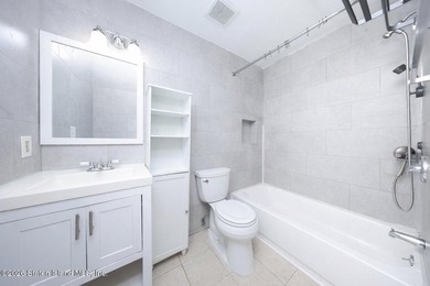 Excellent condition 4 Bedroom 2 bath End unit townhouse. Level - photo 17