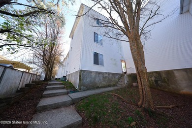 Excellent condition 4 Bedroom 2 bath End unit townhouse. Level - photo 18