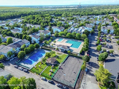 Excellent condition 4 Bedroom 2 bath End unit townhouse. Level - photo 19