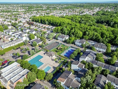 Excellent condition 4 Bedroom 2 bath End unit townhouse. Level - photo 20