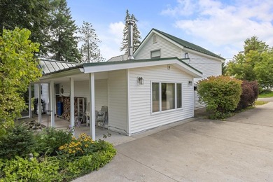 Welcome to this beautiful Colonial-style home located in the - photo 3