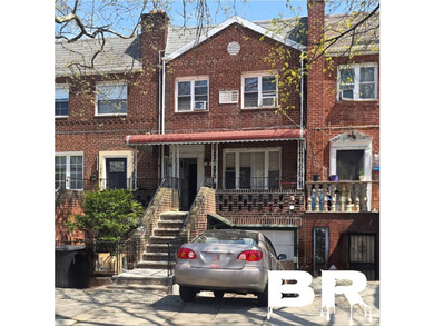FOR SALE: MARINE PARK This home features a private driveway & - photo 1