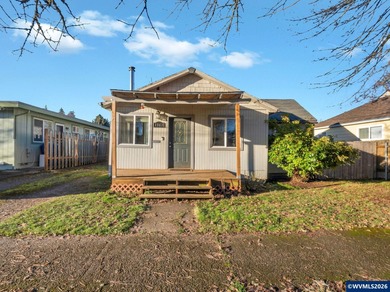 Cozy and move-in ready in the heart of West Salem! This inviting