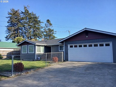 Completely renovated single-level coastal retreat with dual - photo 2